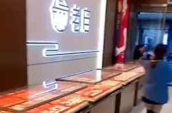 珠宝柜台跳舞小姐姐图片,小姐姐的精彩瞬间